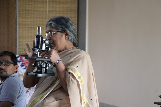 Our resource person Asha from TIFR, Hyderabad. Explaining how foldscope is different form microscope.